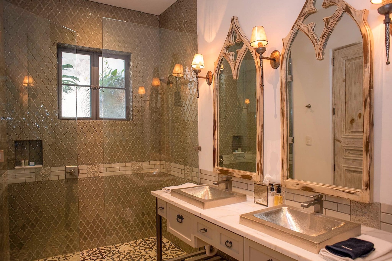 Baño con mueble de madera
