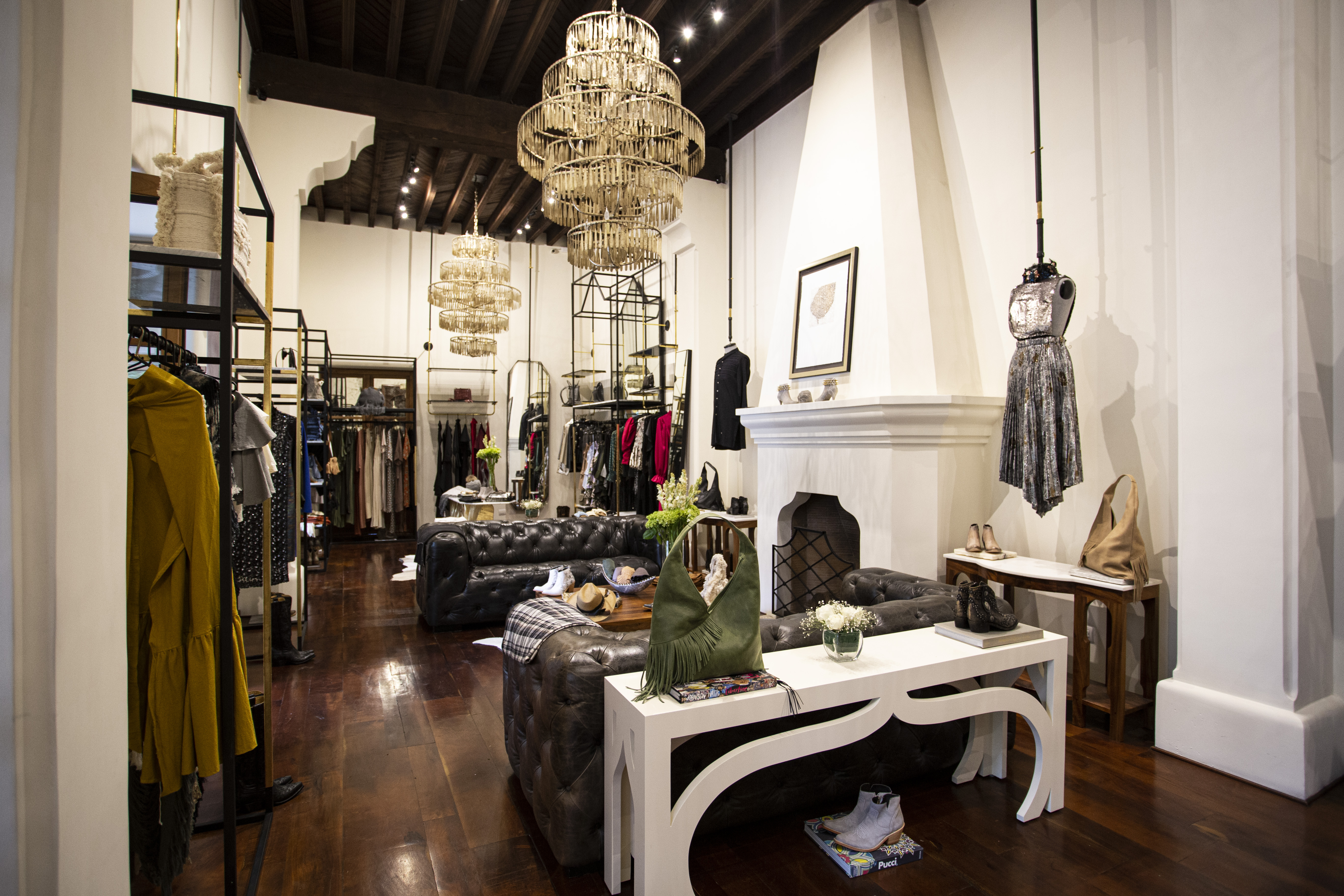 Boutique con piso de madera