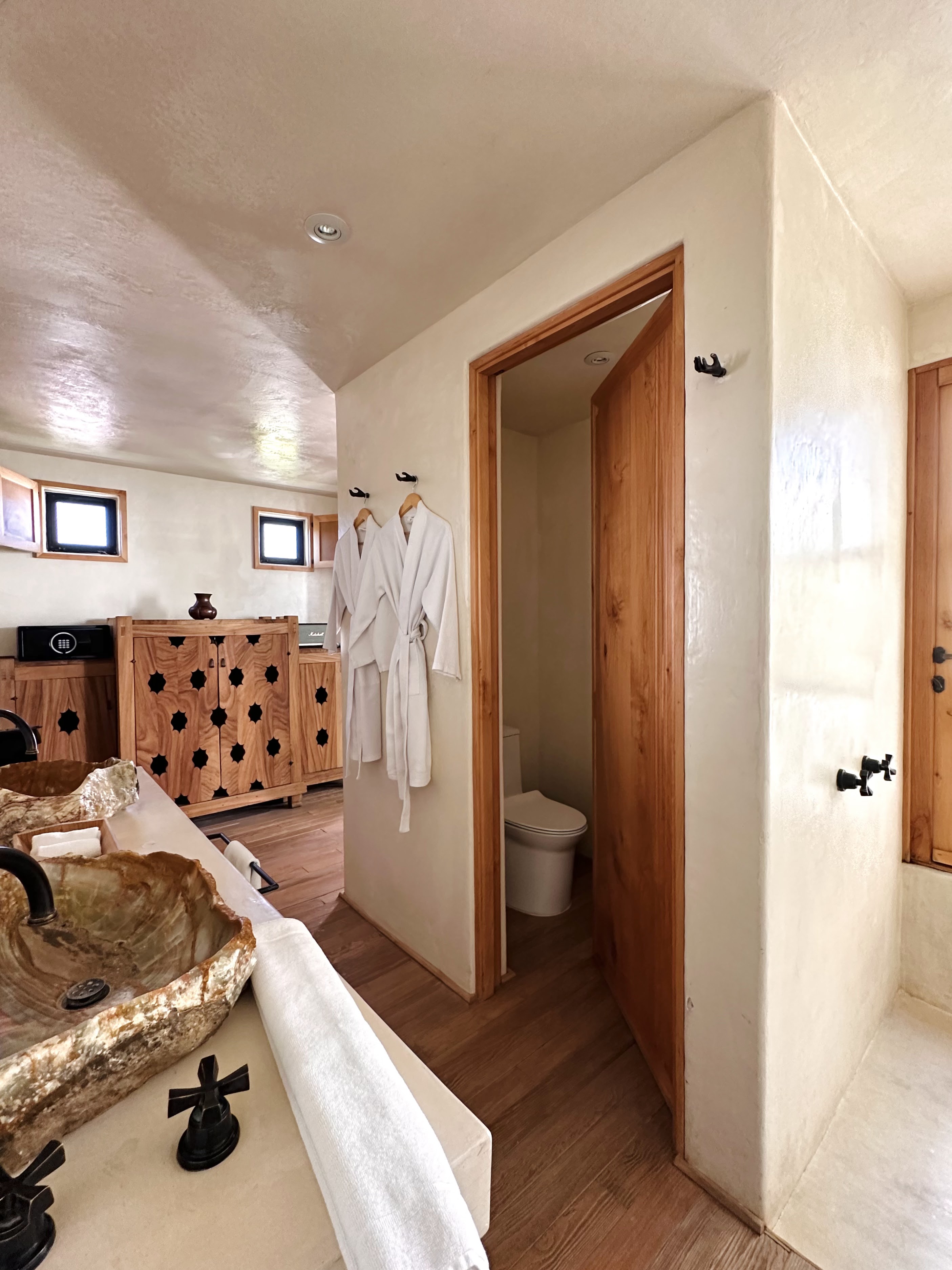 Baño con piezas de madera